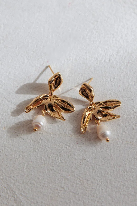 Lucie Drop Flower And Pearl Earrings Gold